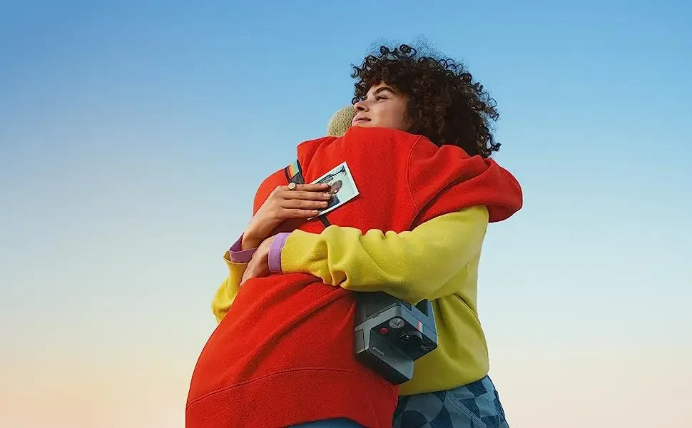 Polaroid Now + cámara controlada por aplicación, película instantánea Tipo I de segunda generación, Bluetooth conectado