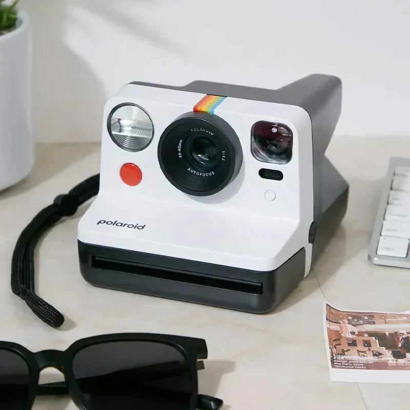 Polaroid Now + cámara controlada por aplicación, película instantánea Tipo I de segunda generación, Bluetooth conectado